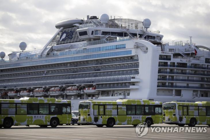 일본 유람선 앞에서 대기 중인 버스들. 신종 코로나바이러스 감염증(코로나19) 감염자가 집단 발생해 일본 요코하마 항에 발이 묶인 크루즈선 '다이아몬드 프린세스'호 인근에 19일 버스들이 대기하고 있다. 코로나19 검사에서 음성판정을 받은 승선자들은 이날부터 순차적으로 하선한다. / 연합뉴스