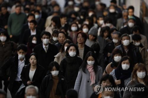 중국발 신종 코로나바이러스(코로나 19)의 충격이 확대되고 있는 가운데 18일 일본 도쿄의 직장인들이 대거 마스크를 착용하고 인도를 걸어가고 있다. / 연합뉴스