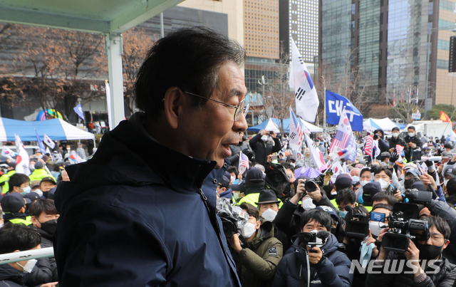 서울시가 신종 코로나바이러스 감염증(코로나19) 확산 방지를 위해 도심내 집회를 금지한 가운데 박원순 서울시장이 22일 오후 서울 광화문광장에서 도심 대규모 집회 금지와 관련한 현장안내를 하고 있다. 2020.02.22.  / 뉴시스