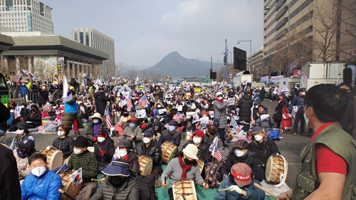 범투본, 주말 광화문광장 집회 강행. 신종 코로나바이러스 감염증(코로나19) 확산 우려로 서울시가 주말 광화문광장 등이 개최를 불허한 가운데 전광훈 한국기독교총연합회(한기총) 목사가 이끄는 범투본이 22일 정오 집회를 예정대로 진행하고 있다. 2020.2.22