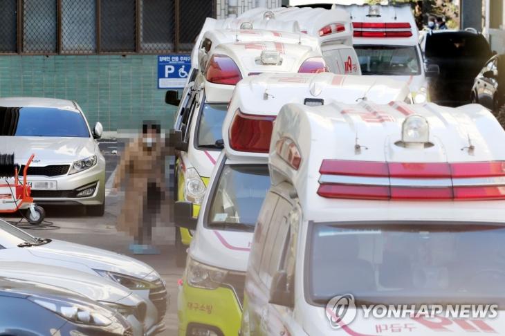 병상 마련된 대구동산병원으로 들어가는 확진자. 23일 오후 대구시 중구 계명대학교 대구동산병원으로 이송된 신종 코로나바이러스 감염증(코로나19) 확진자가 병원으로 들어가고 있다. 대구시는 코로나19 환자 급증으로 격리 공간 부족 등 문제가 드러나자 내일까지 계명대 대구동산병원(248병상)과 대구의료원(239병상) 2곳에서 487개 병상을 확보해 활용할 방침이다. 2020.2.23 / 연합뉴스