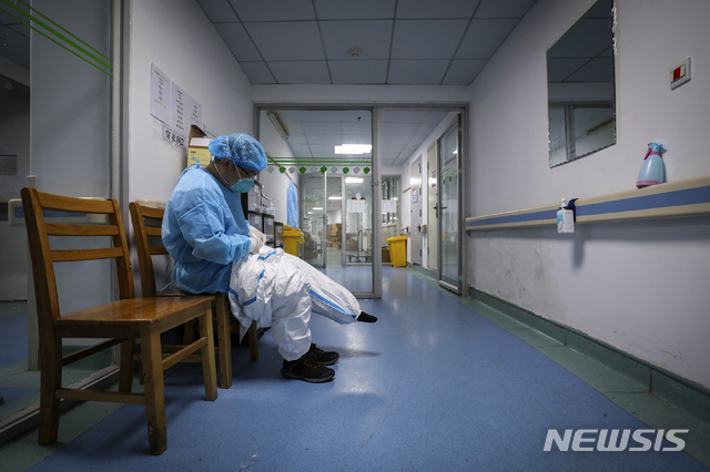 신종 코로나바이러스 감염증(코로나19) 진원지인 중국 후베이성 우한시의 코로나19 지정병원인 진인탄 병원에서 16일 보호복을 입은 의사가 의자에 앉아있다. 2020.02.19. /뉴시스