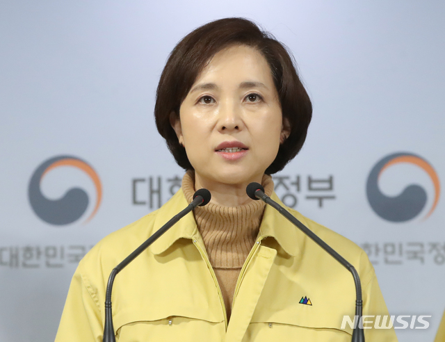 유은혜(왼쪽) 사회부총리 겸 교육부 장관이 23일 오후 서울 세종로 정부서울청사 브리핑실에서 신종 코로나 바이러스 감염증(코로나19)과 관련, 신학기 유초중고 개학 연기 및 유학생 보호 관리 추가 보완사항을 브리핑 하고 있다. 정부는 위기 경보 단계를 '경계'에서 '심각'으로 격상하겠다고 밝혔다. 또 유치원, 초중고 및 특수학교 개학을 2일에서 9일로 연기하기로 했다. 2020.02.23. / 뉴시스