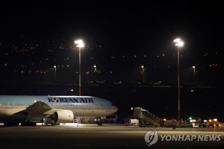 이스라엘 텔아비브 인근 벤구리온 국제공항에 한국에서 출발한 대한항공 여객기 한 대가 착륙해 있다. 이스라엘 정부는 이날 저녁 신종 코로나바이러스(코로나19) 감염증에 대한 우려로 이 여객기의 한국인 관광객들에 대한 입국을 금지했다. / 연합뉴스