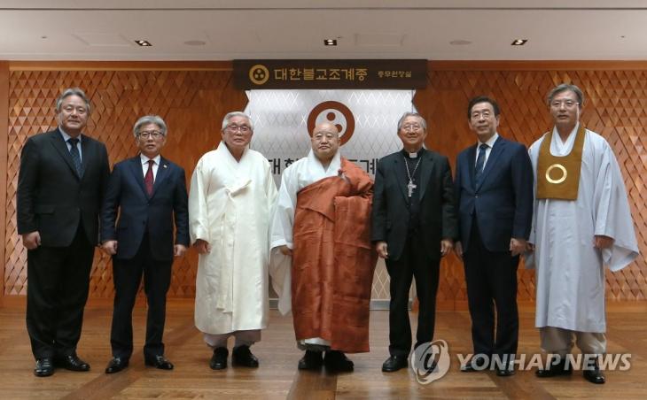 한국종교인평화회의와 기념촬영하는 박원순. 박원순 서울시장이 25일 서울 종로구 대한불교조계종 총무원에서 천주교와 불교, 개신교, 원불교, 성균관, 천도교, 민족종교 등으로 구성된 '한국종교인평화회의(KCRP)'와 간담회를 갖고 기념촬영하고 있다. 2020.2.25 