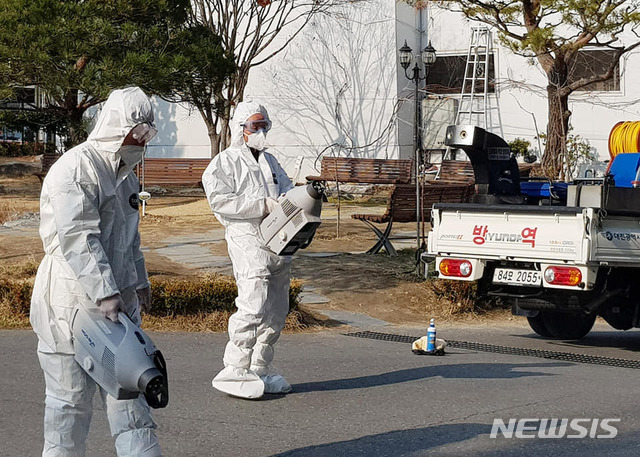 대전 서구보건소 직원들이 용문동 신천지교회 일대를 방역하고 있다.