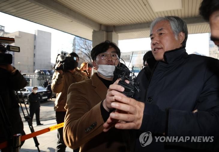 종로서 들어가는 전광훈. 전광훈 한국기독교총연합회 대표회장 목사가 27일 오후 구속적부심을 마치고 서울 종로경찰서로 들어서고 있다. 2020.2.27 / 연합뉴스