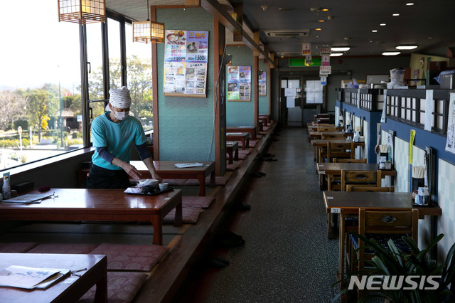 일본 가나가와현 후지사와시의 한 음식점에서 지난 27일 직원이 마스크를 쓴 채 테이블을 청소하고 있다. 신종 코로나바이러스 감염증(코로나19) 확산의 영향으로 손님들이 감소한 것이 눈에 띈다. 2020.02.28. / 뉴시스