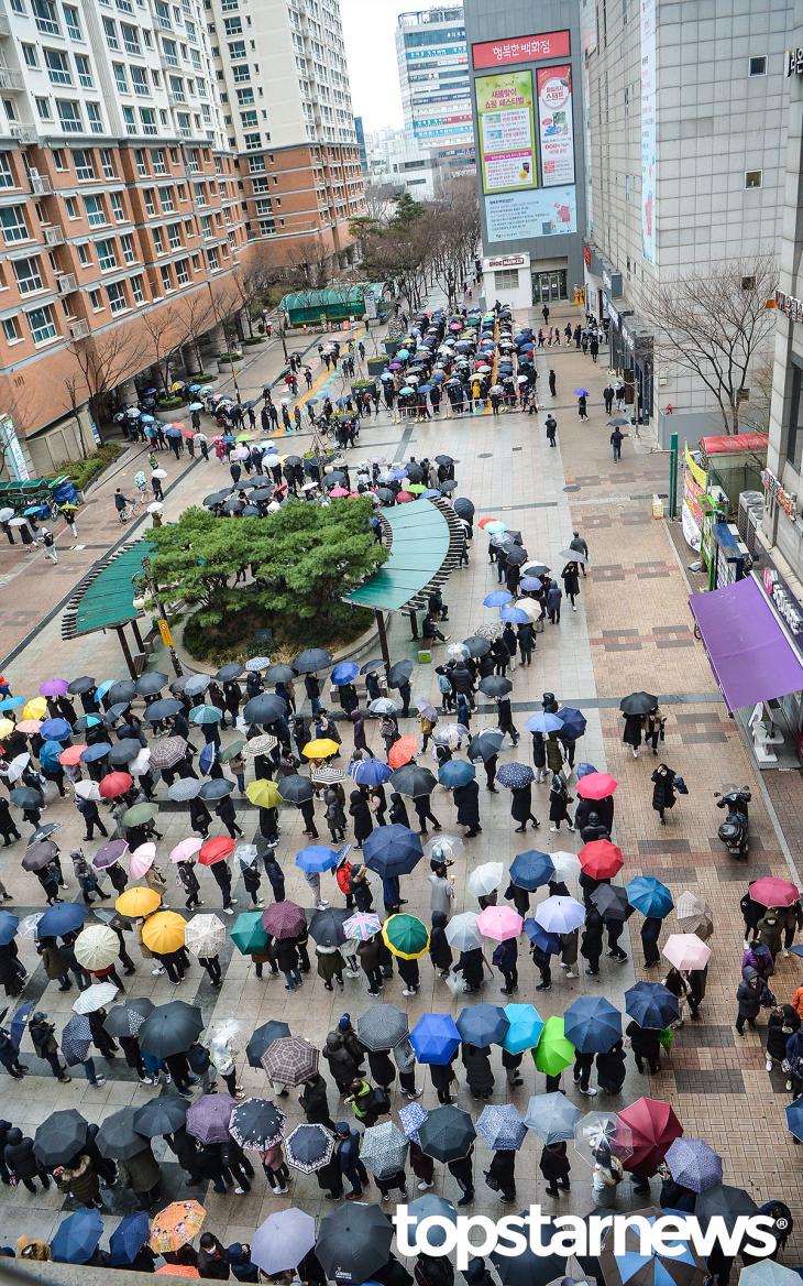 마스크 구입을 위해 줄을 선 시민들 / 서울, 최규석 기자