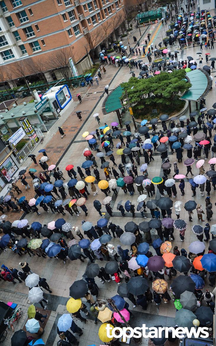 마스크 구입을 위해 줄을 선 시민들 / 서울, 최규석 기자