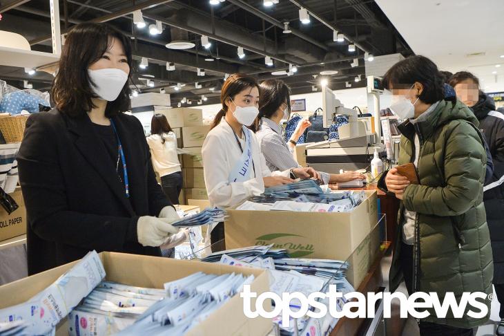 행복한백화점 코로나19 마스크 판매 / 서울, 최규석 기자