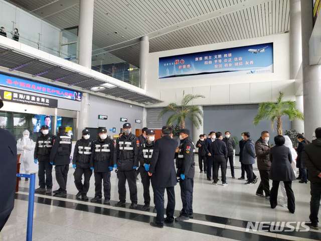 중국 산둥성 웨이하이국제공항에서 25일 방역요원들이 제주항공편으로 입국한 승객들을 버스에 태우고 있다. (사진=독자 제공) 2020.02.25. / 뉴시스