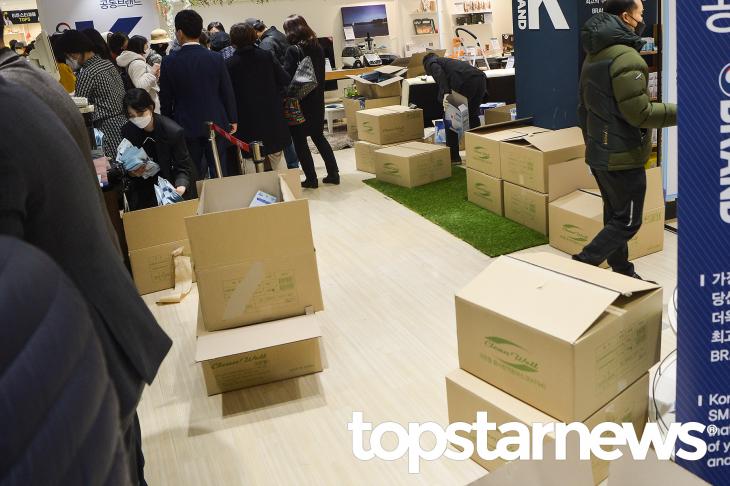 행복한백화점 코로나19 마스크 판매 현장 / 서울, 최규석 기자