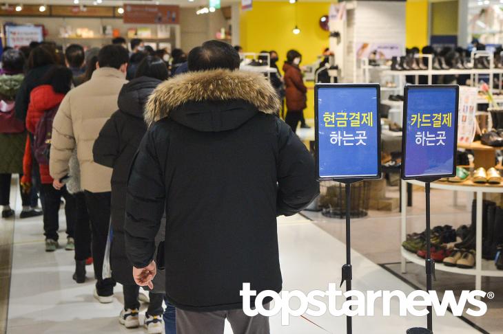 행복한백화점 코로나19 마스크 판매 현장 / 서울, 최규석 기자