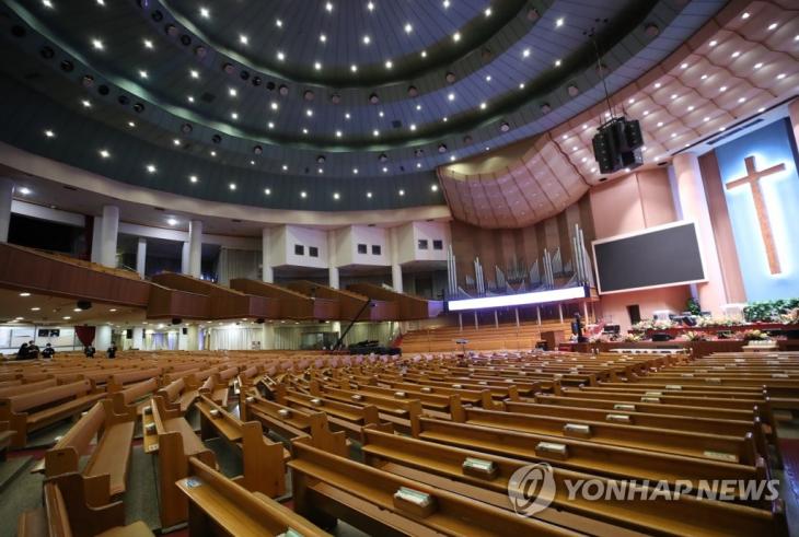 1만3000명 규모 여의도순복음교회 대성전. 28일 오후 서울 영등포구 여의도순복음교회 대성전 모습. 여의도순복음교회는 이날 당회 및 주요 관계자들과 코로나19 확산에 따른 회의를 열고 국민과 성도의 안전을 위해 삼일절인 3월 1일과 8일에 있을 주일(일요) 예배 등 모든 예배를 온라인 예배로 대체하기로 했다. 2020.2.28 / 연합뉴스