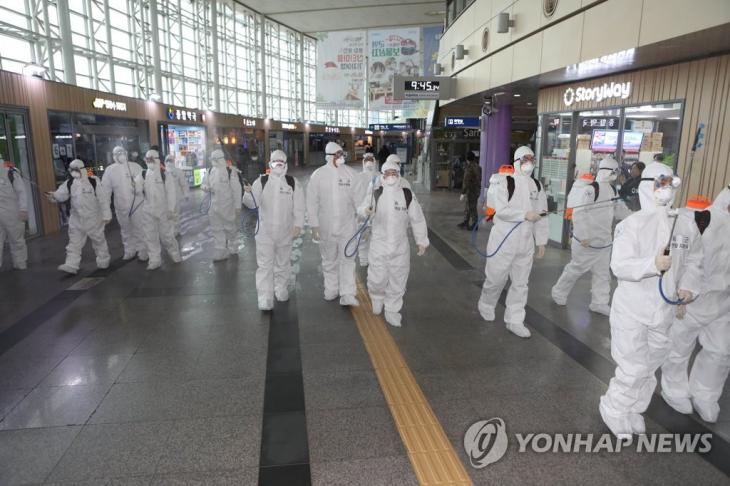 동대구역서 육군 대규모 방역. 휴일인 29일 대구시 동구 동대구역에서 육군 제2작전사령부와 50사단 장병들로 구성된 육군 현장지원팀이 신종 코로나바이러스 감염증(코로나19) 확산을 막고자 방역 작전을 펼치고 있다. 2020.2.29 / 연합뉴스