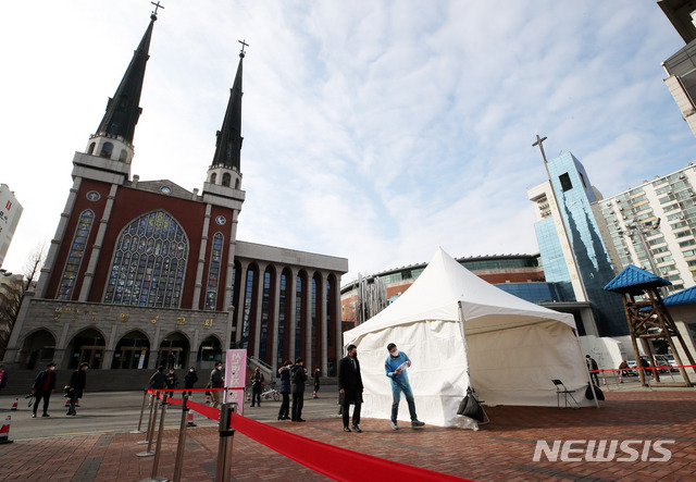 명성교회 부목사가 신종 코로나바이러스 감염증(코로나19) 확진 판정을 받은 가운데 26일 오전 서울 강동구 명성교회에 앞에 선별진료소가 설치되어 있다. 2020.02.26. / 뉴시스