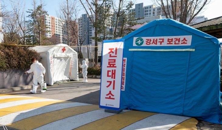 강서구 이대서울병원 앞에 설치된 드라이브스루 선별진료소 [서울 강서구 제공]