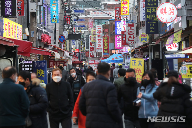 신종 코로나바이러스 감염증(코로나19) 확진자가 서울 영등포구에 두번째로 발생한 1일 서울 영등포구 대림동 차이나타운에서 시민들이 마스크를 쓴 채 발걸음을 옮기고 있다. 2020.03.01. / 뉴시스