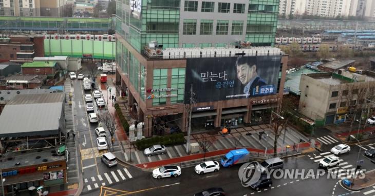 코리아빌딩 임시 폐쇄. 서울 구로구 신도림동 코리아빌딩 11층에 있는 콜센터에서 집단 감염 사례로 추정되는 코로나19 확진자가 무더기로 발생했다. 10일 오전 빌딩 입구에 임시 폐쇄 관련 안내문이 붙어 있다. 2020.3.10 / 연합뉴스