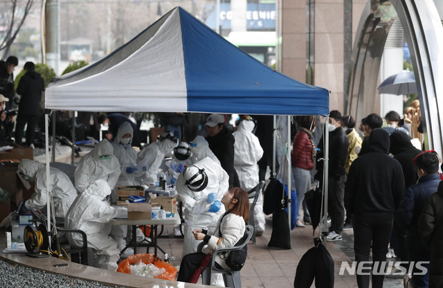 10일 오전 건물 콜센터 근무자가 신종 코로나바이러스 감염증(코로나19) 확진자로 확인돼 폐쇄된 서울 구로구 코리아빌딩에 설치된 선별진료소에서 입주민이 줄을 서 검사를 받고 있다. 2020.03.10. / 뉴시스