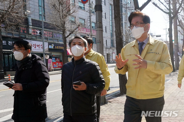 유덕열 동대문구청장이 5일 오후 서울 동대문구 2번째 확진자 동선에 포함된 동안교회를 순찰하며 방역 및 운영 중단 조치에 대해 점검하고 있다. (사진=동대문구 제공) 2020.03.05. / 뉴시스