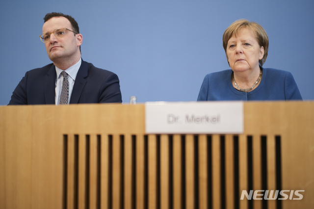 11일 독일 메르켈 총리가 옌스 슈판 보건장관과 함께 코로나 19 관련 기자회견을 하고 있다  2020. 3. 11. / 뉴시스