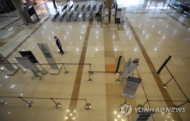 11일 오후 서울 강서구 김포국제공항 국제선 청사가 썰렁한 모습을 보이고 있다. 2020.3.11, 연합뉴스