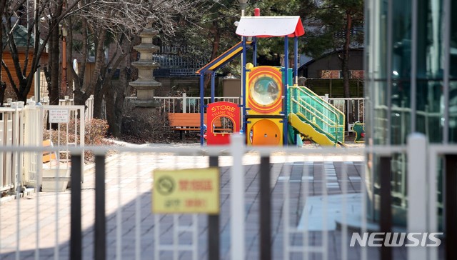 정부가 코로나19 예방을 위해 전국 어린이집 휴원 기간을 이달 22일까지 2주 더 연장한다고 5일 밝혔다. 5일 서울의 한 어린이집 모습. 정부는 13일 어린이집에 근무하는 '신천지' 관련자는 총 1912명이며 이 중 1487명은 검사를 받지 않은 상태라고 밝혔다. / 뉴시스
