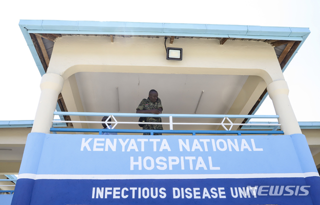 3월6일 케냐 수도 나이로비의 국립병원에서 군인이 경계를 서고 있다. 케냐에서는 13일 첫 코로나 19 확진자가 나왔다. / 뉴시스