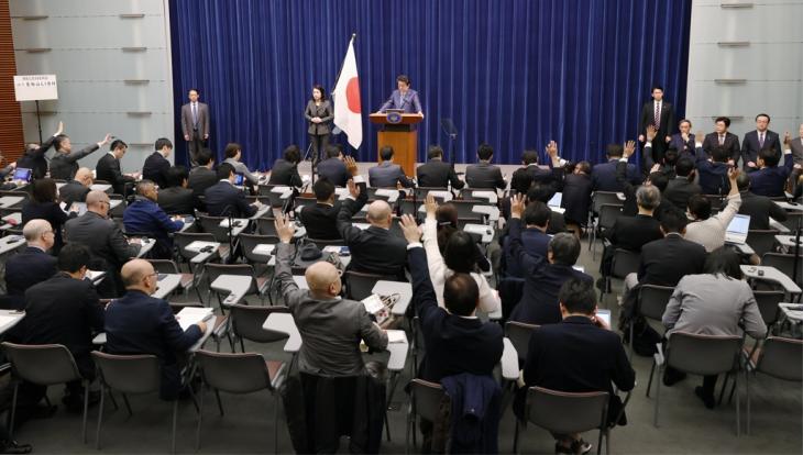 질문하려 손든 기자들. 14일 오후 일본 총리관저에서 기자들이 아베 신조(安倍晋三) 일본 총리에게 질문하기 위해 손을 들고 있다. 2020.3.15