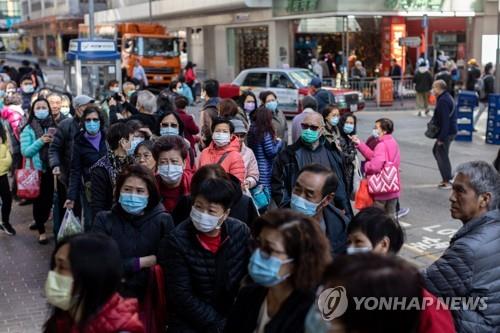 지난 1월 마스크를 사기 위해 긴 줄을 선 홍콩 시민들 [EPA=연합뉴스 자료사진]