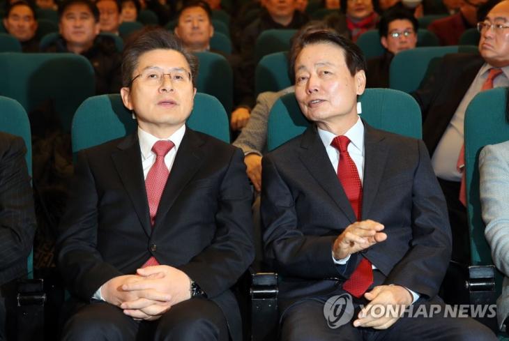 대화하는 황교안과 한선교. 5일 오후 여의도 국회도서관에서 열린 미래한국당 중앙당 창당대회에서 신임 당 대표로 선출된 한선교 의원(오른쪽)이 자유한국당 황교안 대표와 대화하고 있다. 2020.2.5 / 연합뉴스