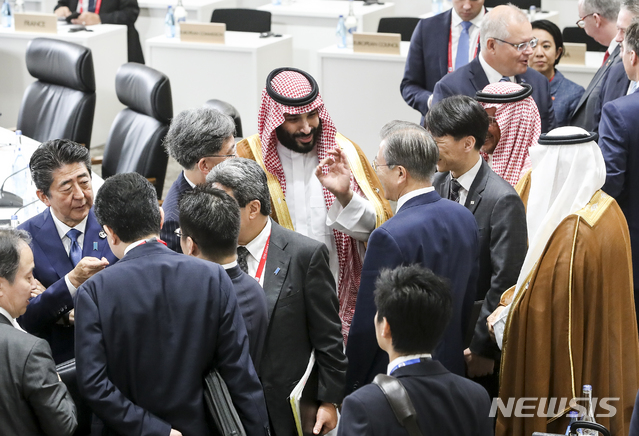 문재인 대통령이 지난해 6월29일 일본 오사카 국제컨벤션센터 인텍스 오사카에서  '불평등해소 및 포용적이고 지속가능한 세계 실현'를 주제로 열린 G20 정상회의 세 번째 세션에서 무함마드 빈 살만 사우디아라비아 왕세자 겸 부총리와 대화하고 있다. / 뉴시스
