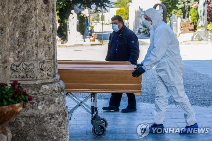 코로나19 사망자 몰려드는 이탈리아 공동묘지. 이탈리아 롬바르디아 주 베르가모에서 신종 코로나바이러스 감염증(코로나19) 인명 피해가 극심한 가운데 16일(현지시간) 베르가모 공동묘지에 도착한 장의사가 마스크와 방호복을 착용한 채 사망자의 관을 옮기고 있다. 베르가모에서는 30분마다 1명꼴로 코로나19 희생자가 매장되고 있다. / 연합뉴스