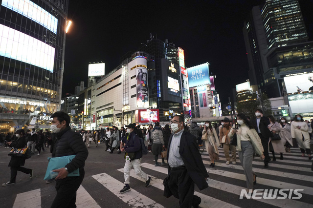 일본 도쿄의 시부야에서 지난 16일 시민들이 신종 코로나바이러스 감염증(코로나19) 확산 방지를 위해 마스크를 쓴 채 거리를 걷고 있다. 2020.03.17. / 뉴시스