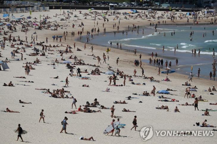 코로나19 확산 우려에도 피서 인파가 몰린 호주 시드니 본다이 해변 REUTERS/Loren Elliott