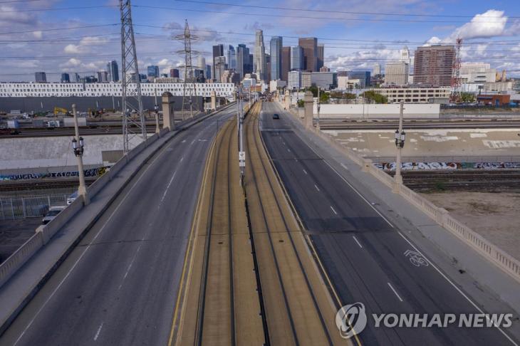 자택 대피령이 내려진 직후인 20일 텅 빈 미국 캘리포니아주 로스앤젤레스의 도로 [AFP=연합뉴스]