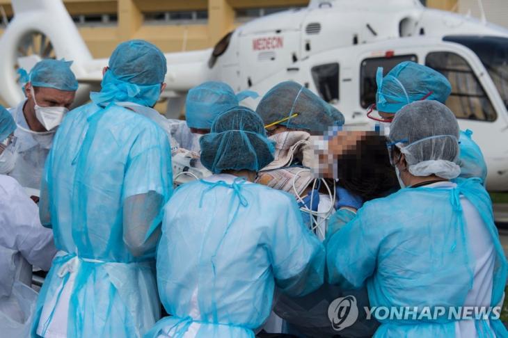 22일 프랑스 동부 뮐루즈에서 의료진이 환자를 긴급 후송하고 있다. [AFP=연합뉴스]