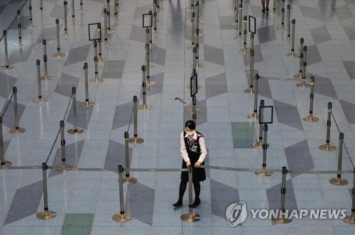 코로나19 여파로 이용객이 급감해 한산해진 도쿄 하네다공항 출국장 모습. [AFP=연합뉴스]