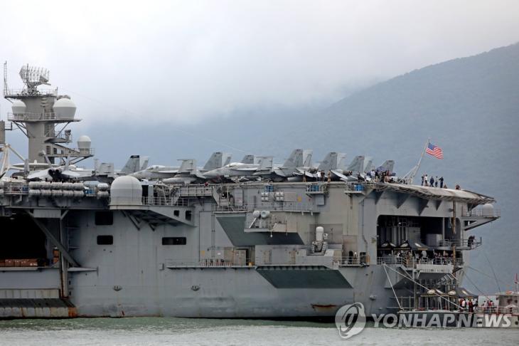 지난 5일(현지시간) 미 항공모함 시어도어 루즈벨트호(CVN-71)가 베트남 다낭에 입항하고 있다. [EPA=연합뉴스]