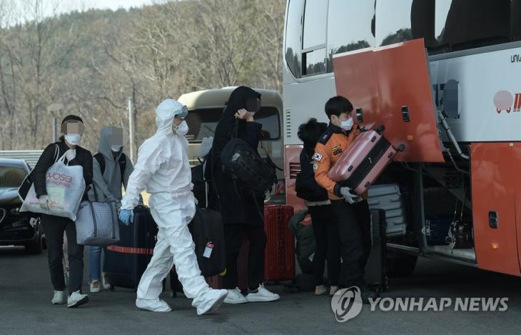 진단 검사 마친 유럽발 입국자들. 유럽에서 출발해 국내에 들어온 입국자들이 지난 23일 인천국제공항 근처 한 호텔에서 코로나19 진단 검사를 마친 뒤 호텔을 나서고 있는 모습. / 연합뉴스