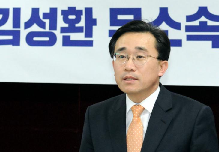 무소속 출마하는 김성환 후보. 광주 동남을 김성환 예비후보가 25일 광주시의회에서 기자회견을 열어 민생당을 탈당하고 무소속으로 4·15 총선에 출마한다고 밝히고 있다. 2020.3.25 / 연합뉴스