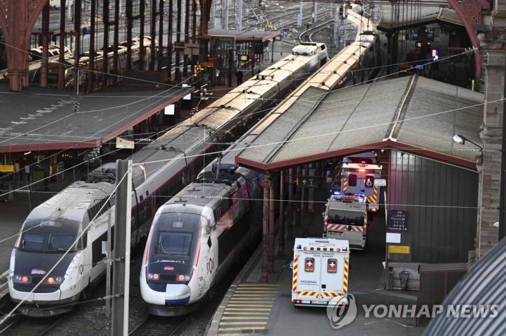 프랑스에서 의료용으로 개조된 고속철 TGV를 타고 온 환자를 나르는 응급차량 [AFP=연합뉴스]