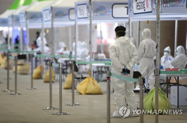 개방형 선별진료소 설치된 인천국제공항 / 연합뉴스