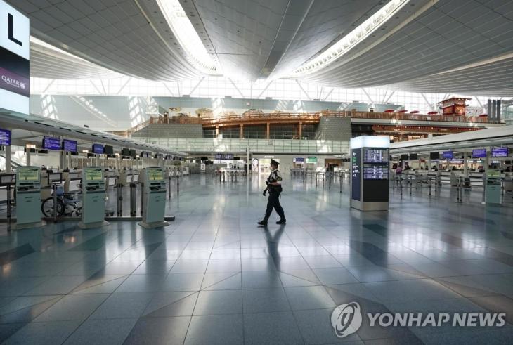 여행객 입국 규제 강화에 텅빈 일본 하네다 공항. 신종 코로나바이러스 감염증(코로나19) 확산 차단을 위해 일본정부가 여행객들의 입국 규제를 강화한 가운데 3일 도쿄 하네다공항 출국장이 텅 비어 있다. / 연합뉴스