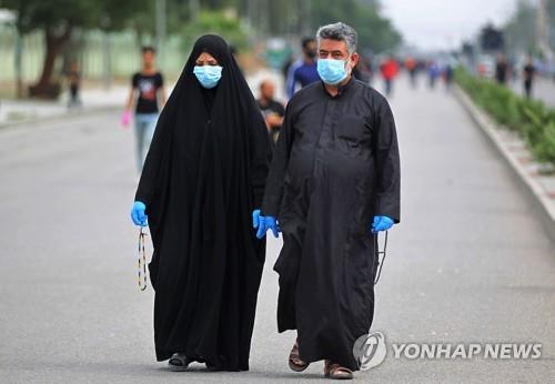 마스크를 쓰고 외출한 이라크 바그다드 시민 [AFP=연합뉴스자료사진]