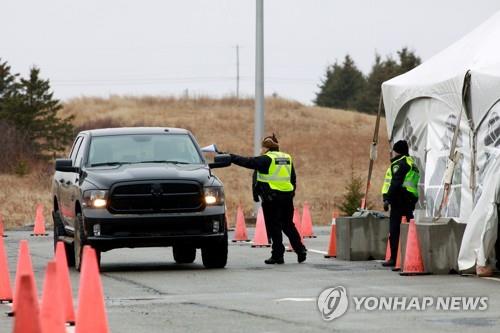 외지인을 통제하는 노바스코샤주 경찰의 코로나19 검문소 [로이터=연합뉴스]