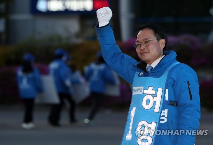 더불어민주당 허영 춘천·철원·화천·양구갑 후보가 13일 오후 강원 춘천시 중앙로에서 해가 지도록 유세를 이어가고 있다. 2020.4.13 / 연합뉴스