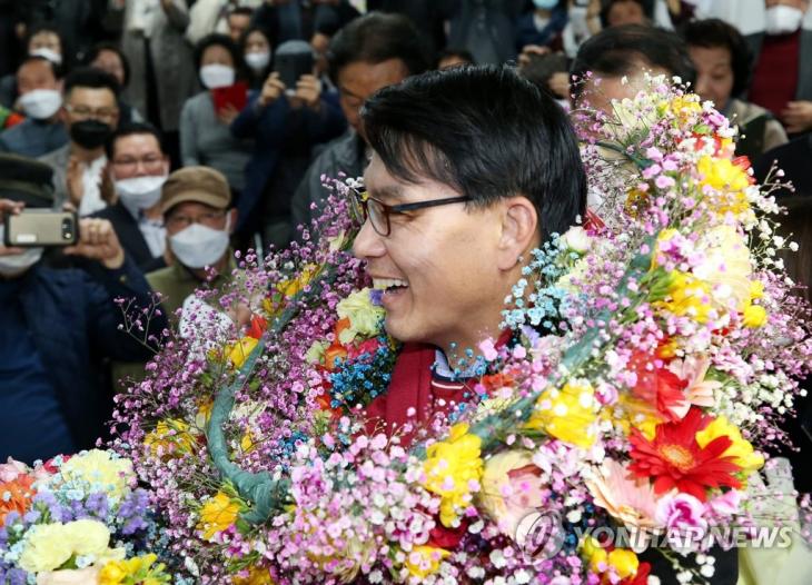 활짝 웃는 윤상현 후보. 제21대 총선 인천 동구미추홀을 무소속 윤상현 후보가 15일 인천시 미추홀구 자신의 선거사무소에서 당선이 확실시된다는 개표방송을 본 뒤 활짝 웃고 있다. 2020.4.16 / 연합뉴스